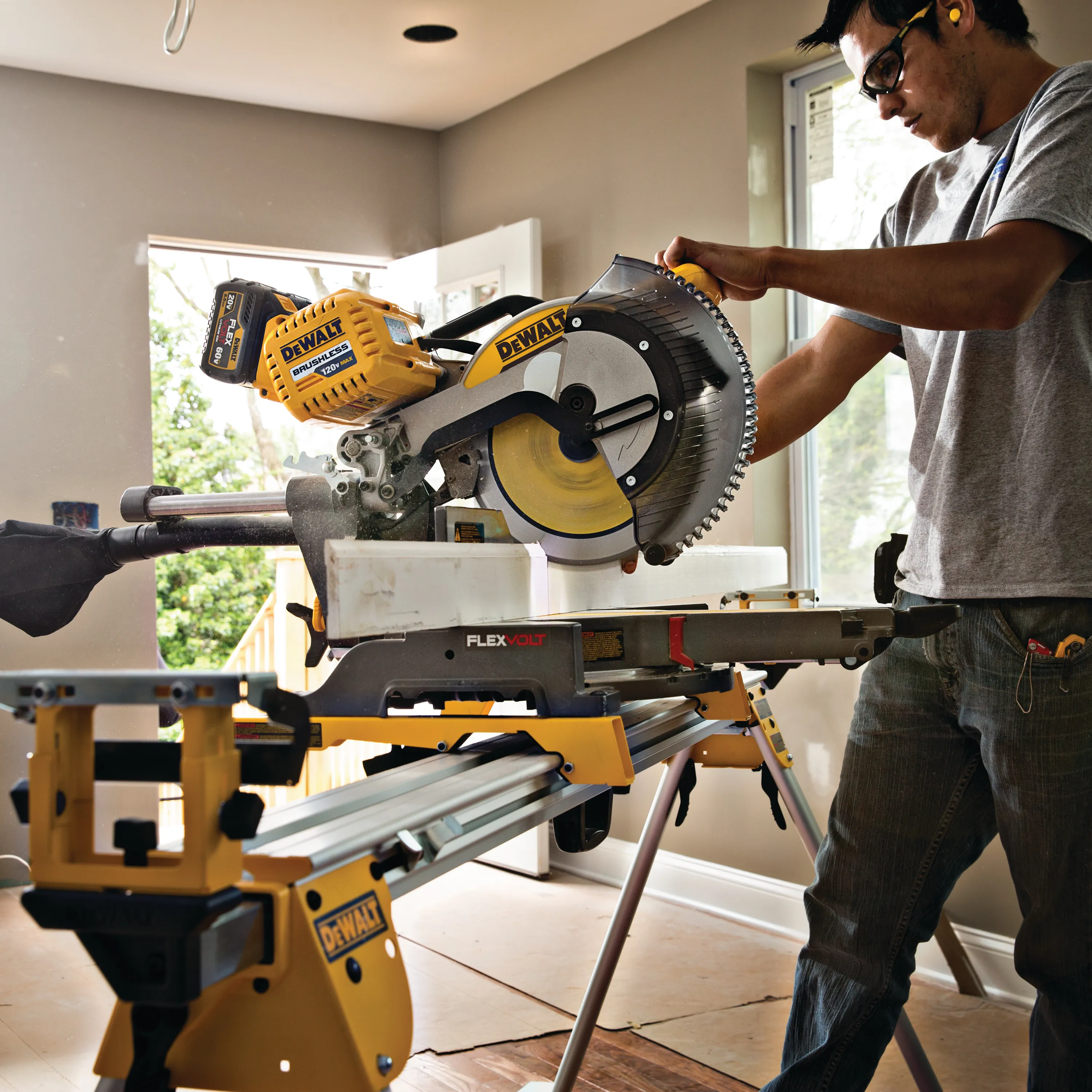 DeWalt DHS790AT2 12" Double Bevel Sliding Compound FlexVolt Miter Saw Kit